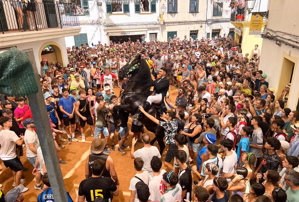 (Vídeo y fotos) Fiesta grande en Es Migjorn Gran