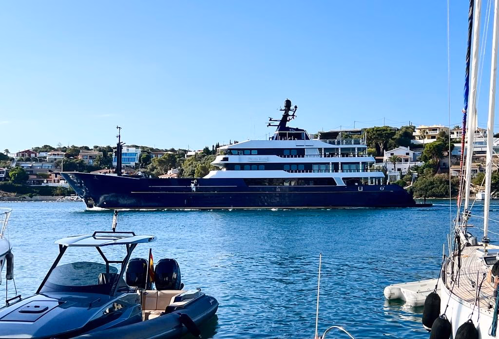 El yate de Bernie Escclestone, uno de los más grandes del mundo, atraca en el puerto de Maó