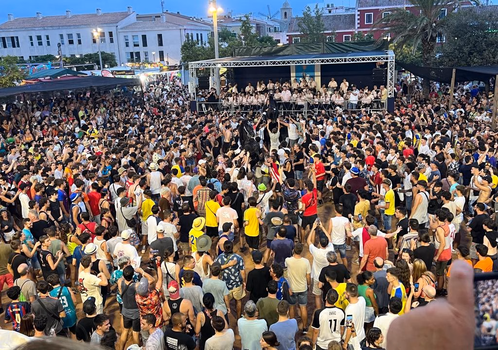 (Vídeos y fotos) Es Castell ya bota por Sant Jaume