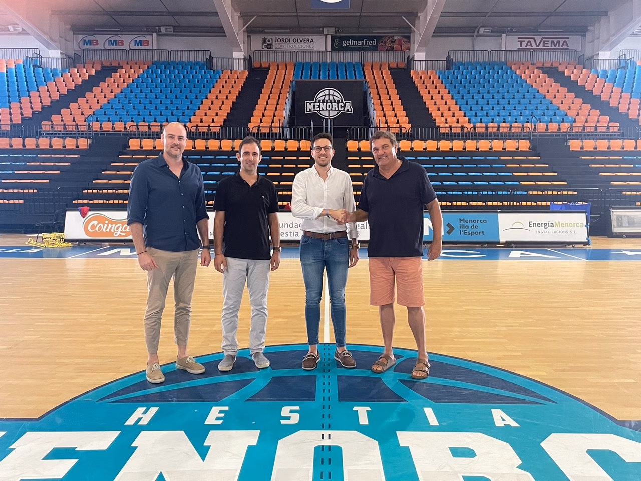 (La foto) Primer contacto entre el Hestia y el nuevo conseller de Esports