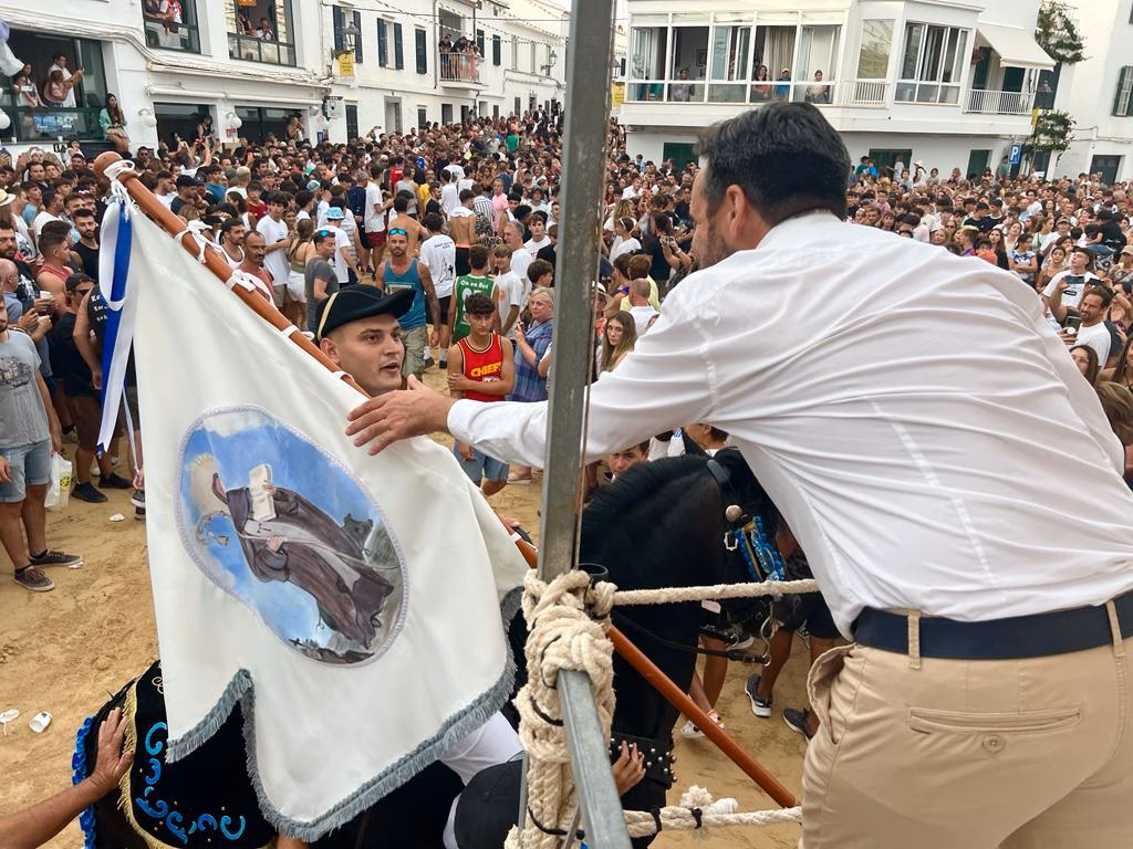 (FOTOS) Fornells vive intensamente el primer jaleo de Sant Antoni