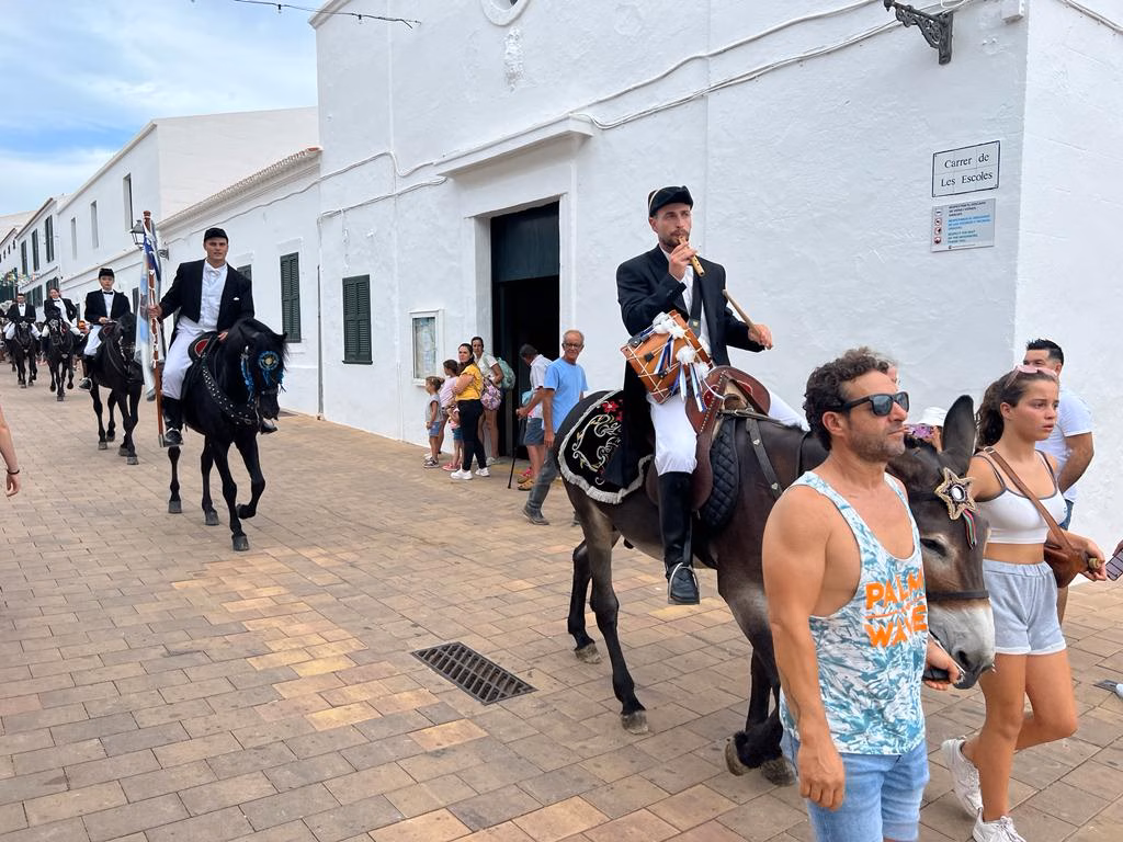 (FOTOS) Fornells abre paso a la fiesta