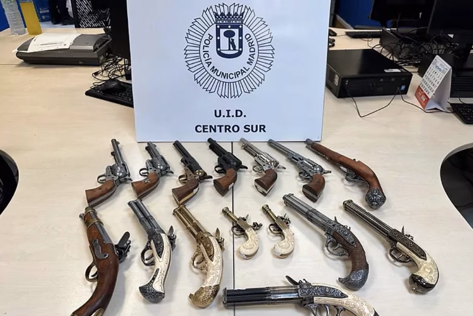 Requisan quince pistolas menorquinas frente al Congreso de los Diputados