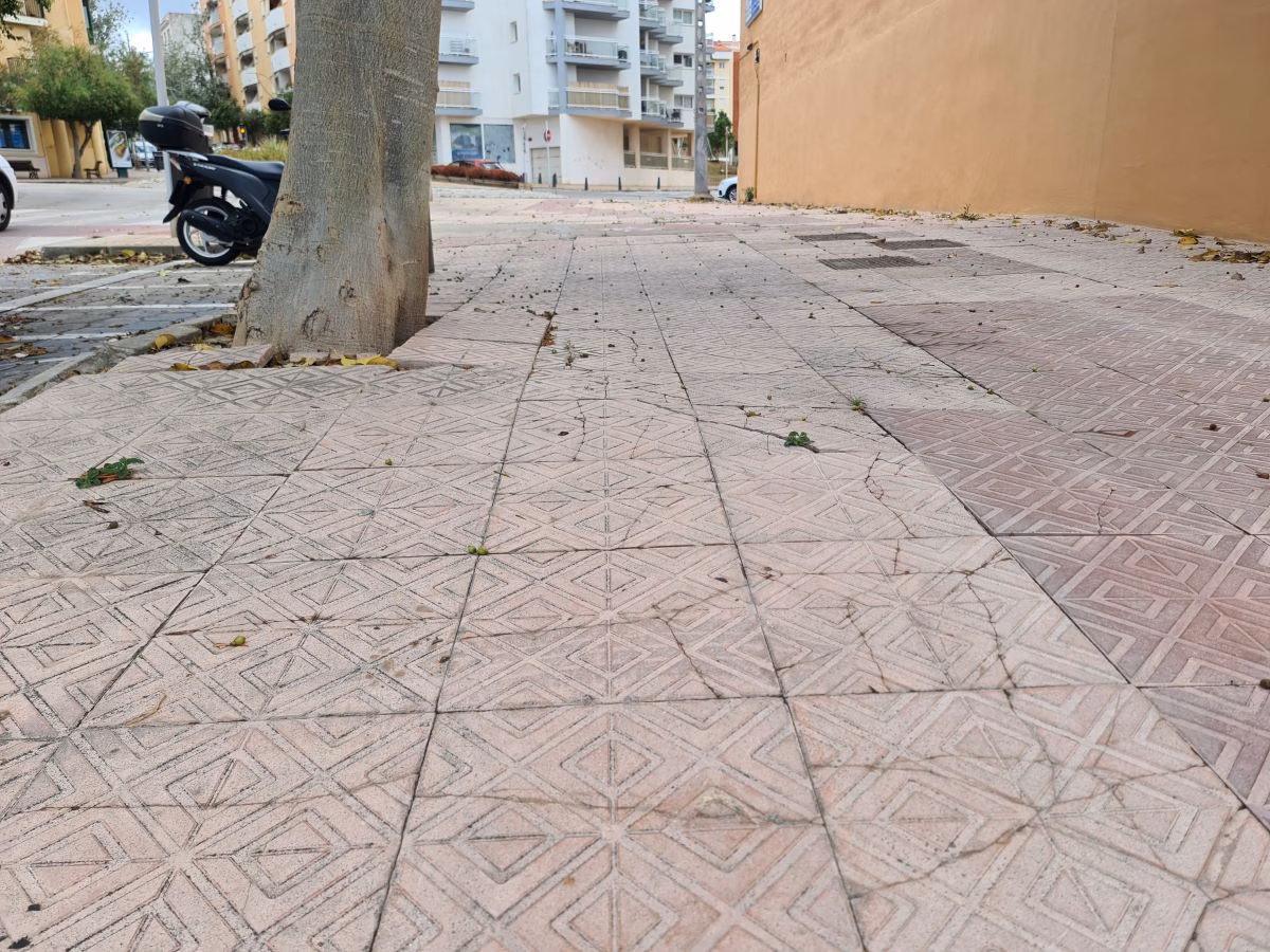 Maó repara la acera de la calle Fornells