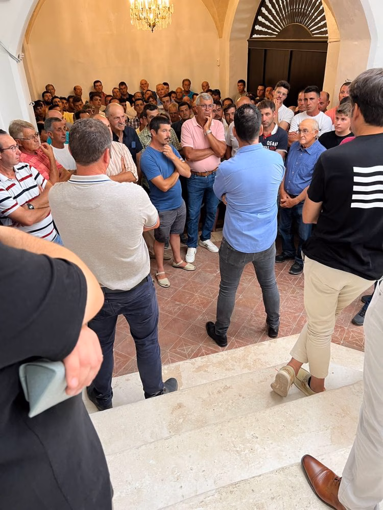 El caixer senyor da las últimas indicaciones a los 'cavallers' a una semana del inicio de la fiesta