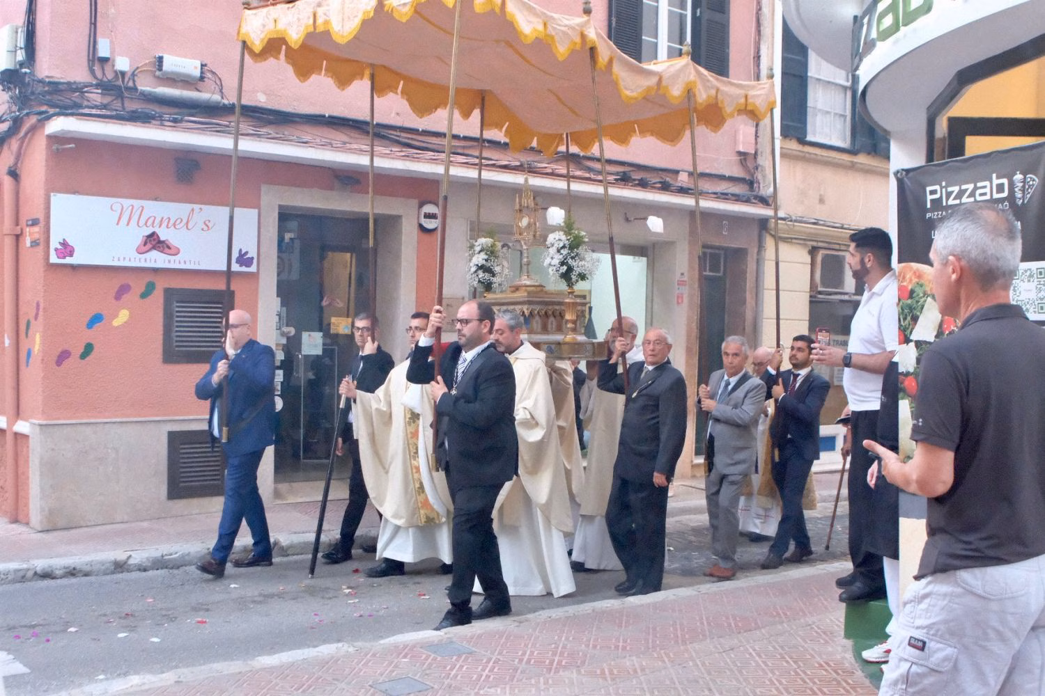 (Fotos) El obispo Gerard Villalonga preside los actos del Corpus en Maó