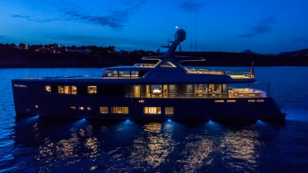 Más de 130.000 euros de alquiler a la semana, el MANA I amarra en el puerto de Maó