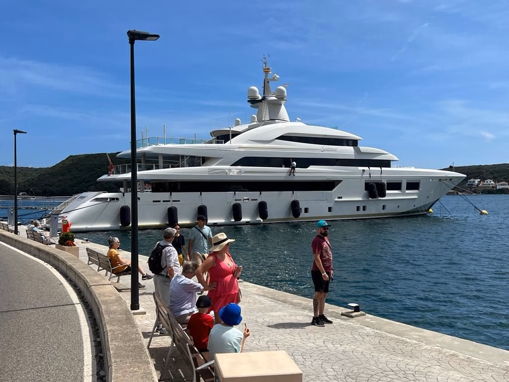 'Saramour', acero y aluminio para un yate que llama la atención en el puerto de Maó