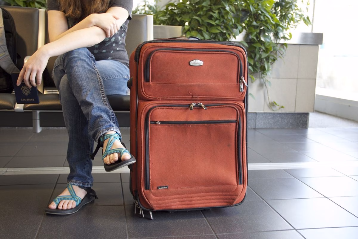 Consumo investiga a siete aerolíneas de bajo coste por cobrar por el equipaje de mano