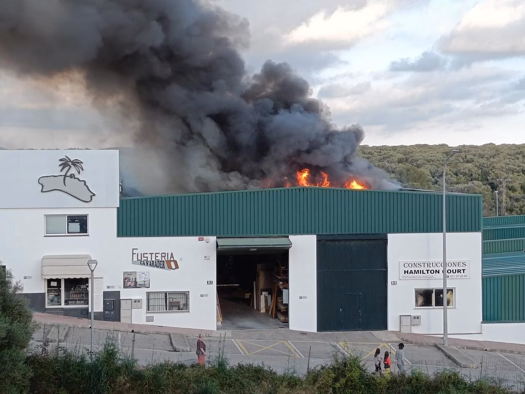 Controlado el incendio de una nave en el polígono de Es Migjorn