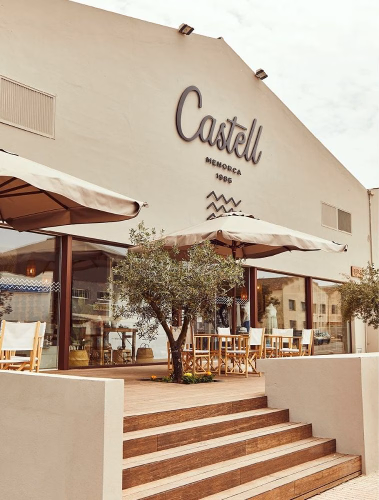 Venta de abarcas solidarias en Menorca a favor de los niños con cáncer de Baleares