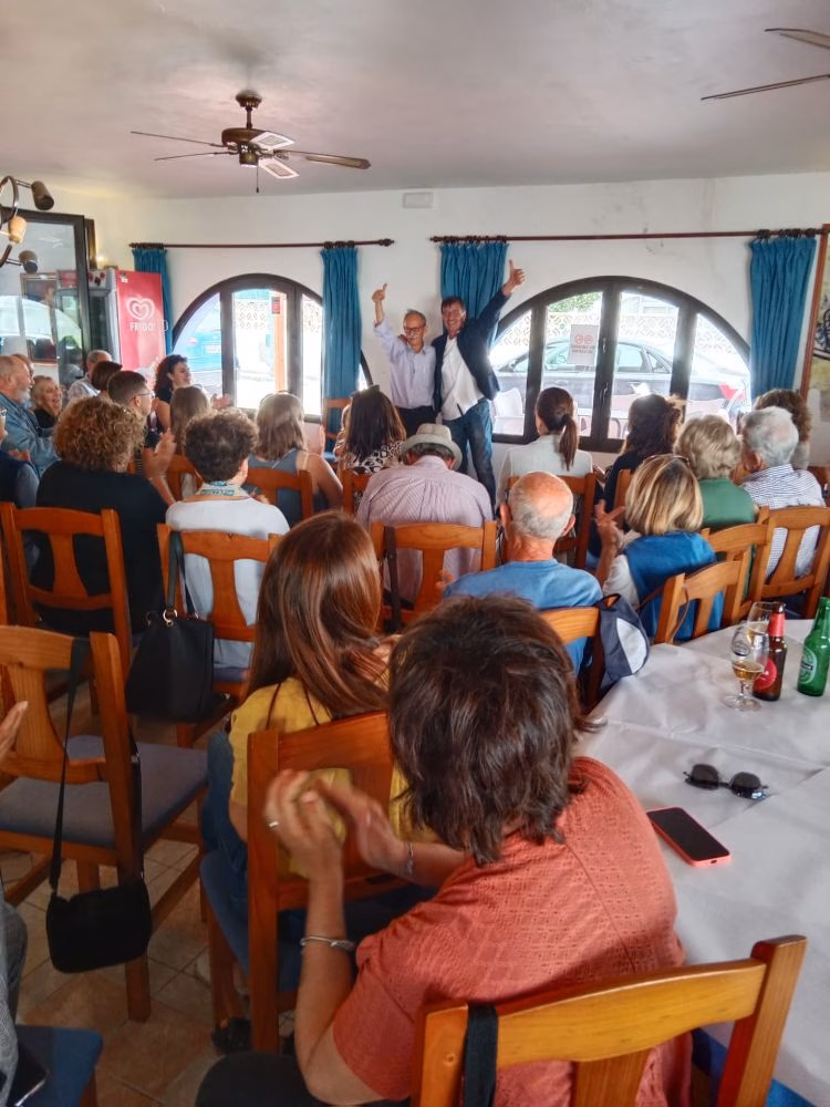 Mir promete "dar voz" a los vecinos de Cala en Porter en la toma de decisiones