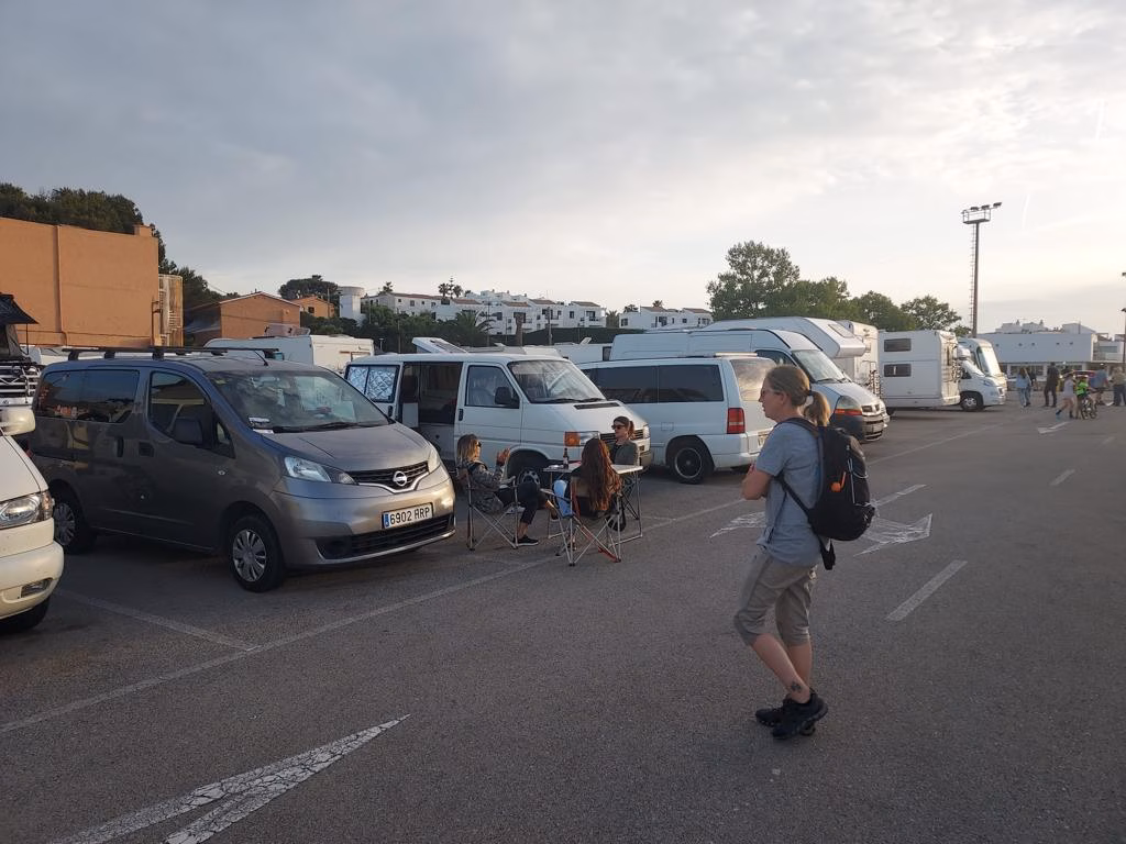 108 vehículos-vivienda toman Punta Prima