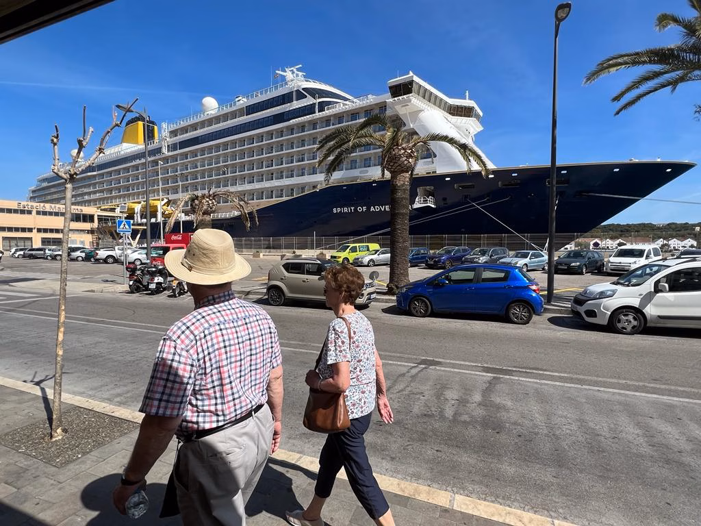 (Fotos) Un lujo que atraca por primera vez en Maó