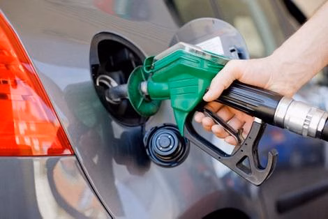 La gasolina baja un 0,6 % y el gasóleo un 1,5 % antes del Puente de Mayo