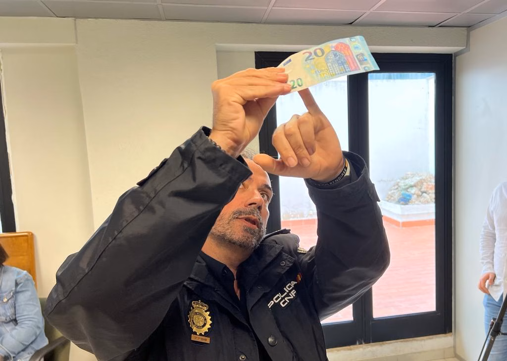 La Policía Nacional de Maó imparte una charla sobre seguridad a nuevos vendedores de la ONCE