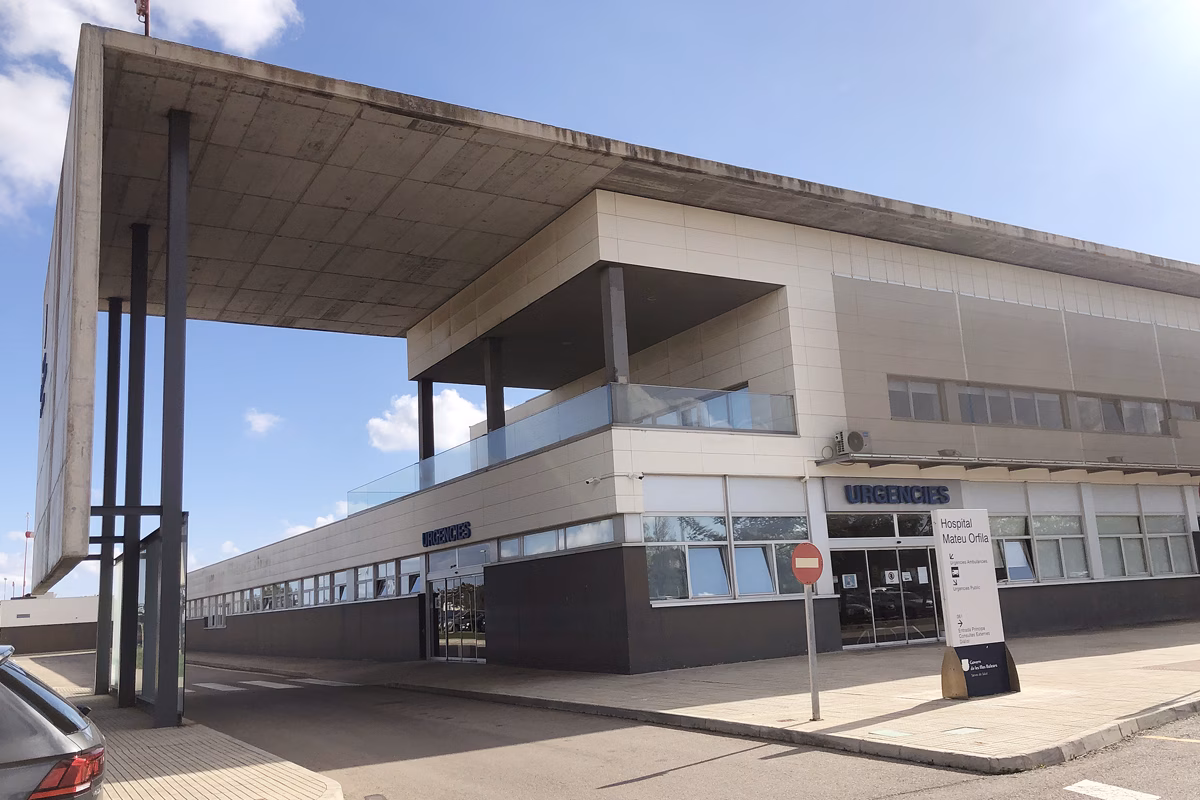 Evolucionan favorablemente la mujer y las niñas que volcaron en un coche en Ciutadella