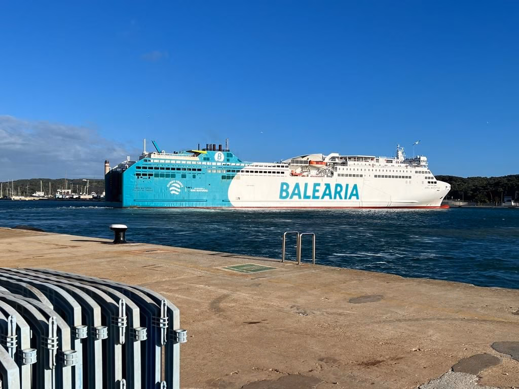 El cierre del dique de Son Blanc obliga a Baleària a recalar en el puerto de Maó