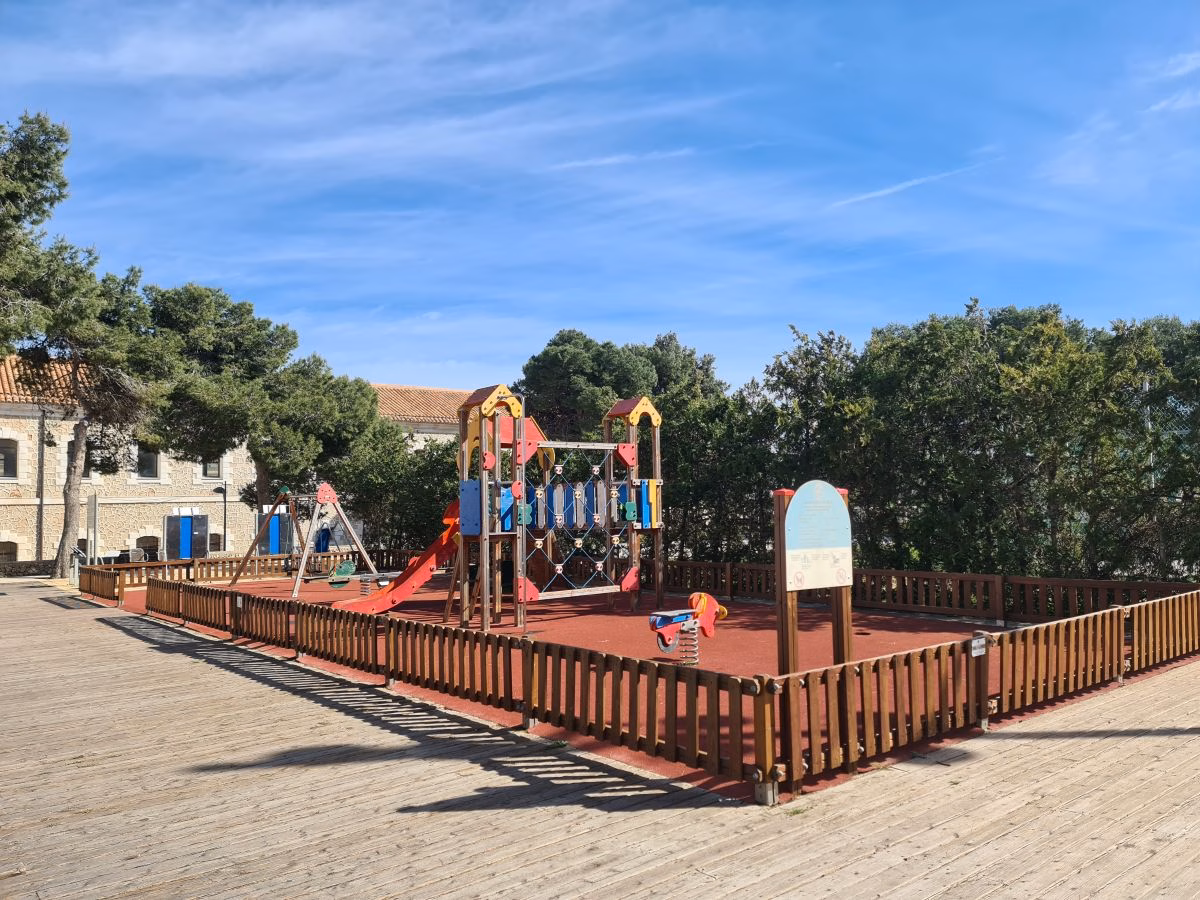 Comienzan las obras de mantenimiento de siete parques infantiles de Maó