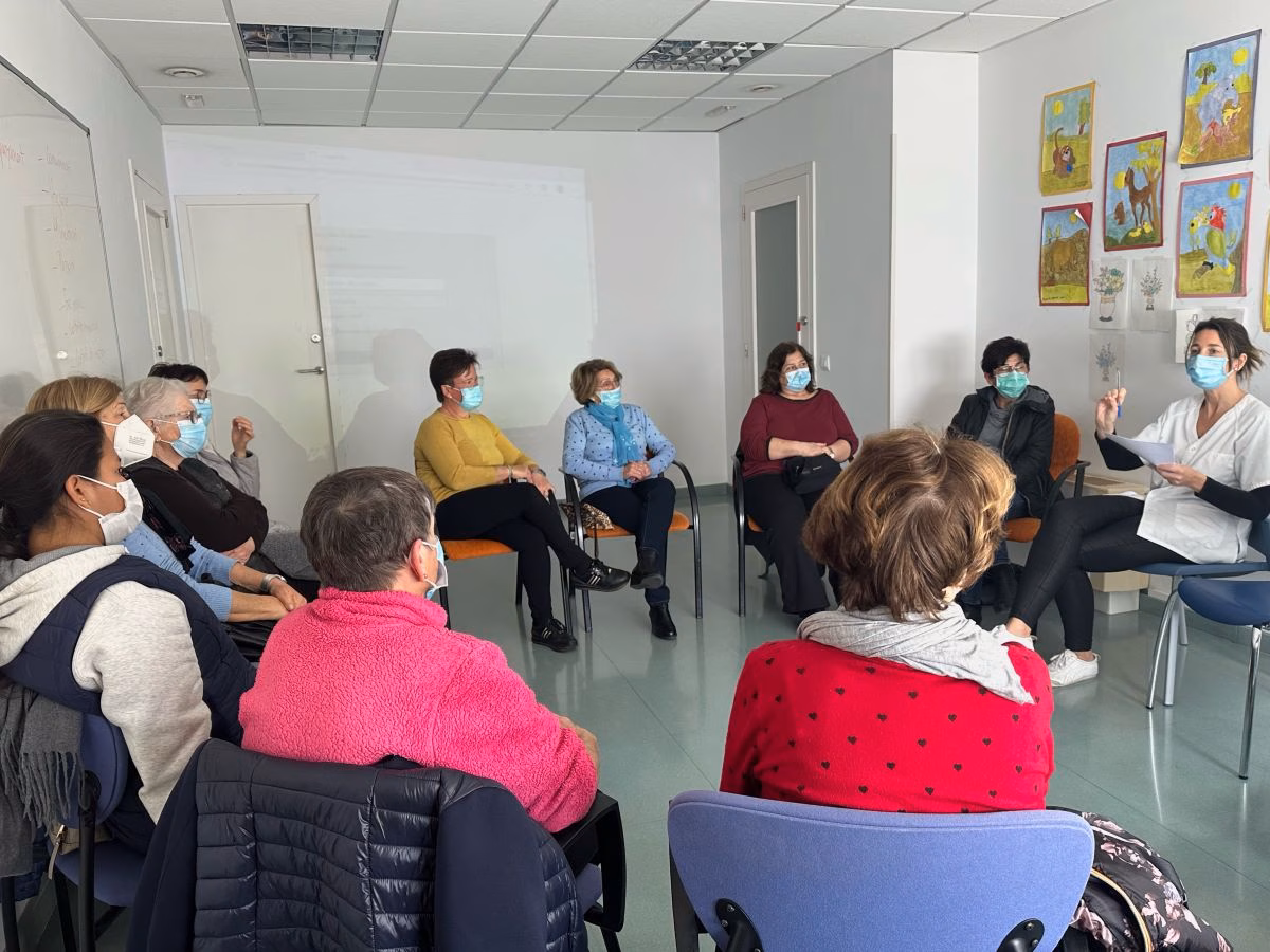 Quince mujeres participan en el taller para cuidadores familiares en Ferreries