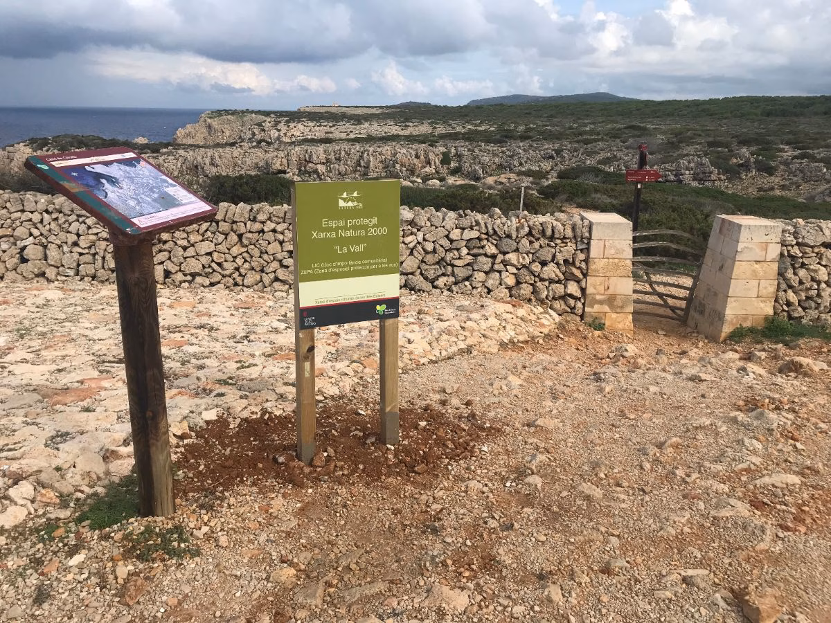 Instalan 40 señales para informar de los valores naturales de la Red Natura 2000 en Menorca