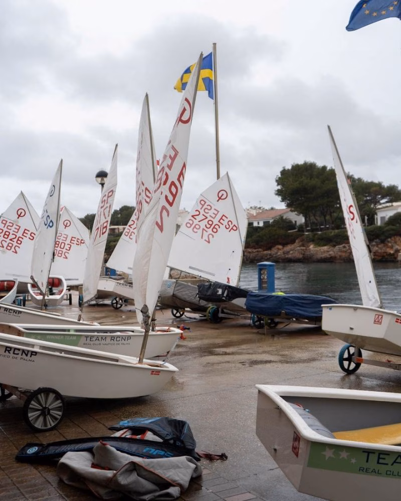 (Fotos) 80 embarcaciones participan en Ciutadella en el Campeonato de Baleares de Optimist