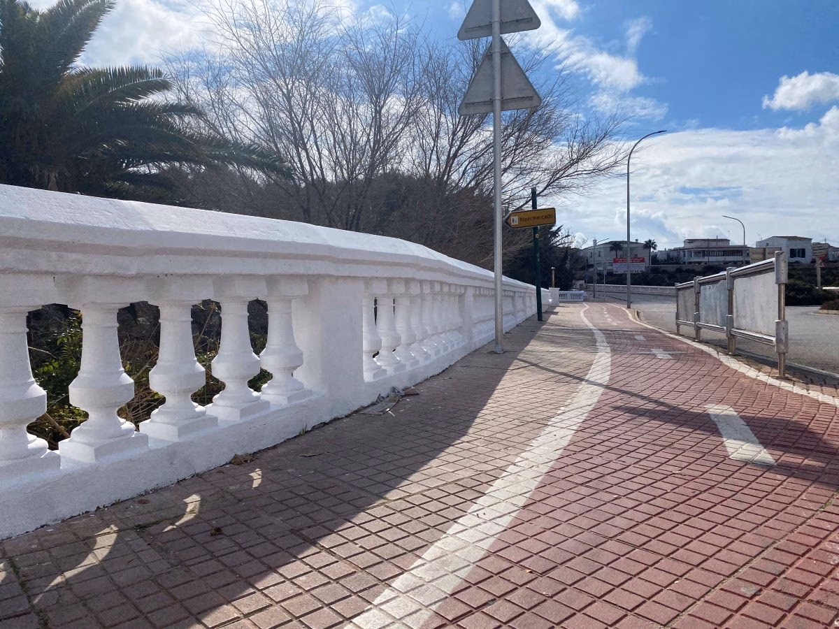 Ciutadella renueva un tramo de balaustrada de 110 metros en torno al Canal Salat