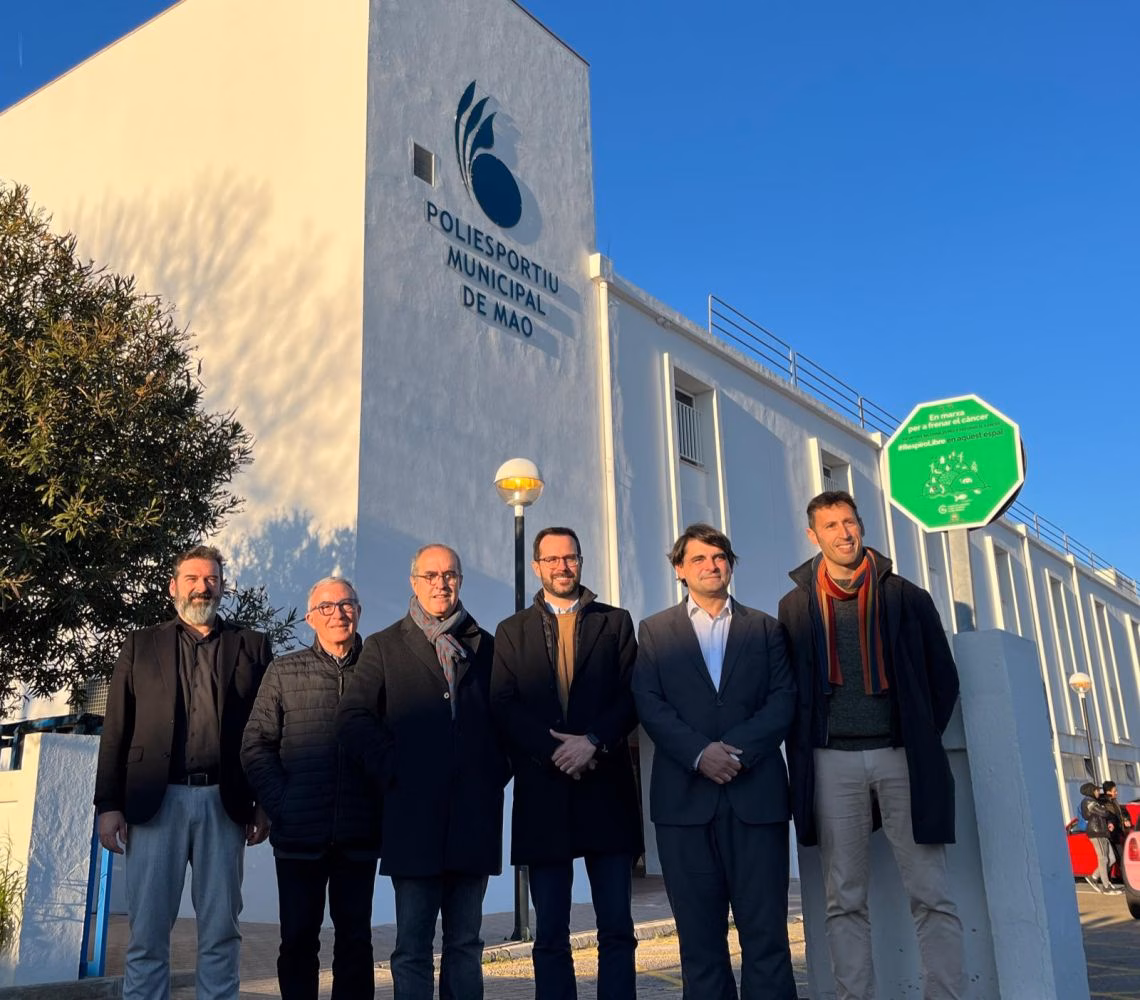 El exterior del Polideportivo de Maó ya es un "Espacio Libre de Humo"