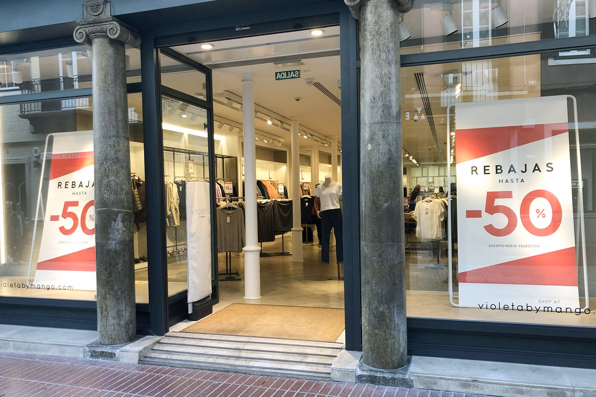 El gran comercio inicia una campaña de rebajas marcada por el menor gasto