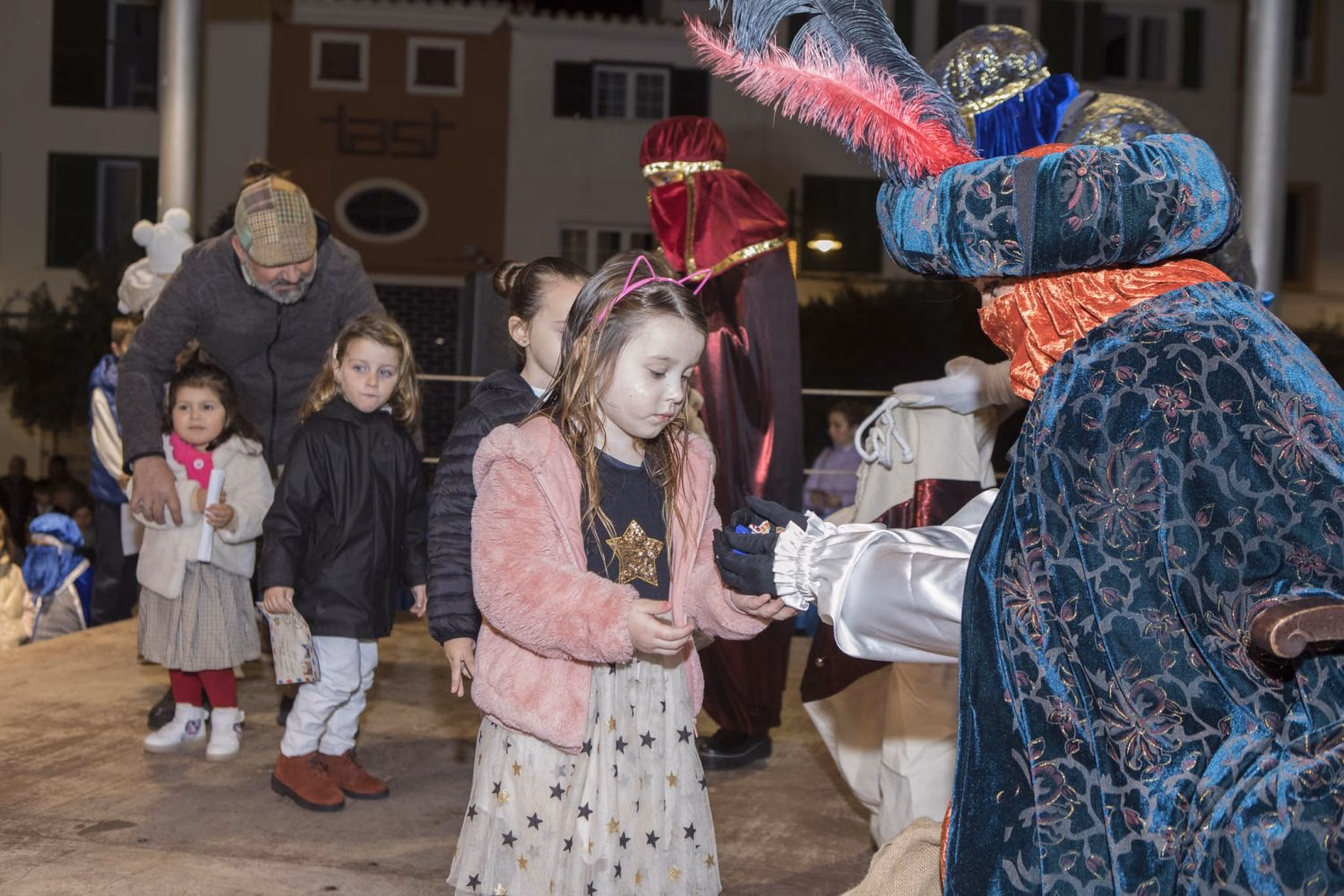 (Fotos) El paje real recoge las cartas en Es Mercadal
