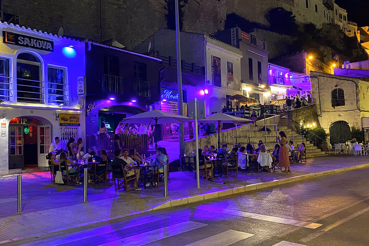 Lanzan una bicicleta desde lo alto del acantilado de Maó y cae en la zona de bares del puerto