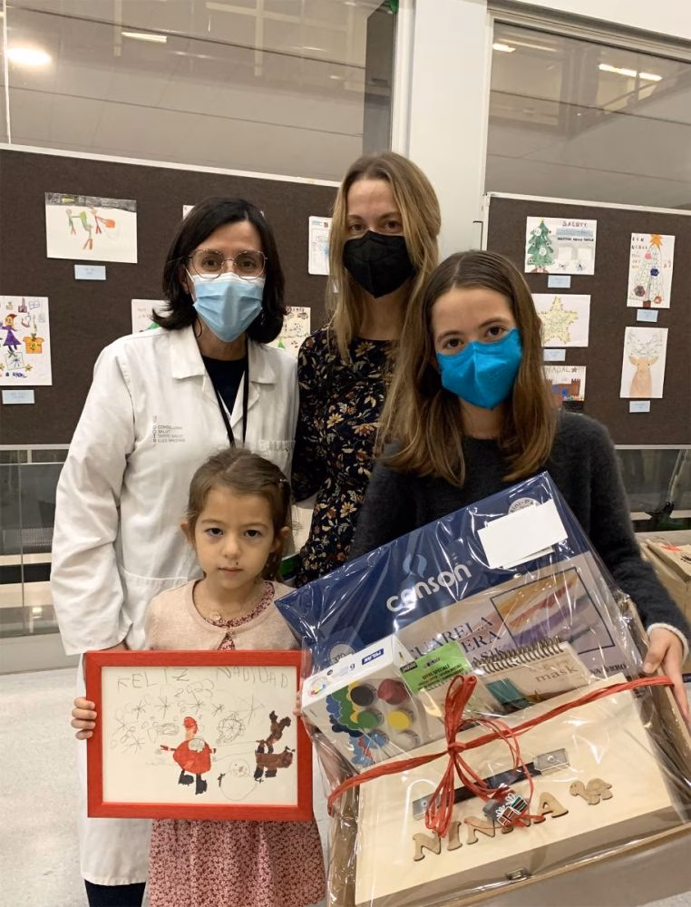 (Fotos) Ninna Castillo gana el concurso de postales navideñas del Hospital Mateu Orfila