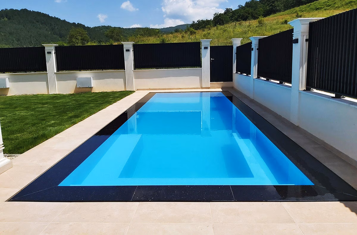 ¿Piscinas prefabricadas o de obra? Te ayudamos a escoger