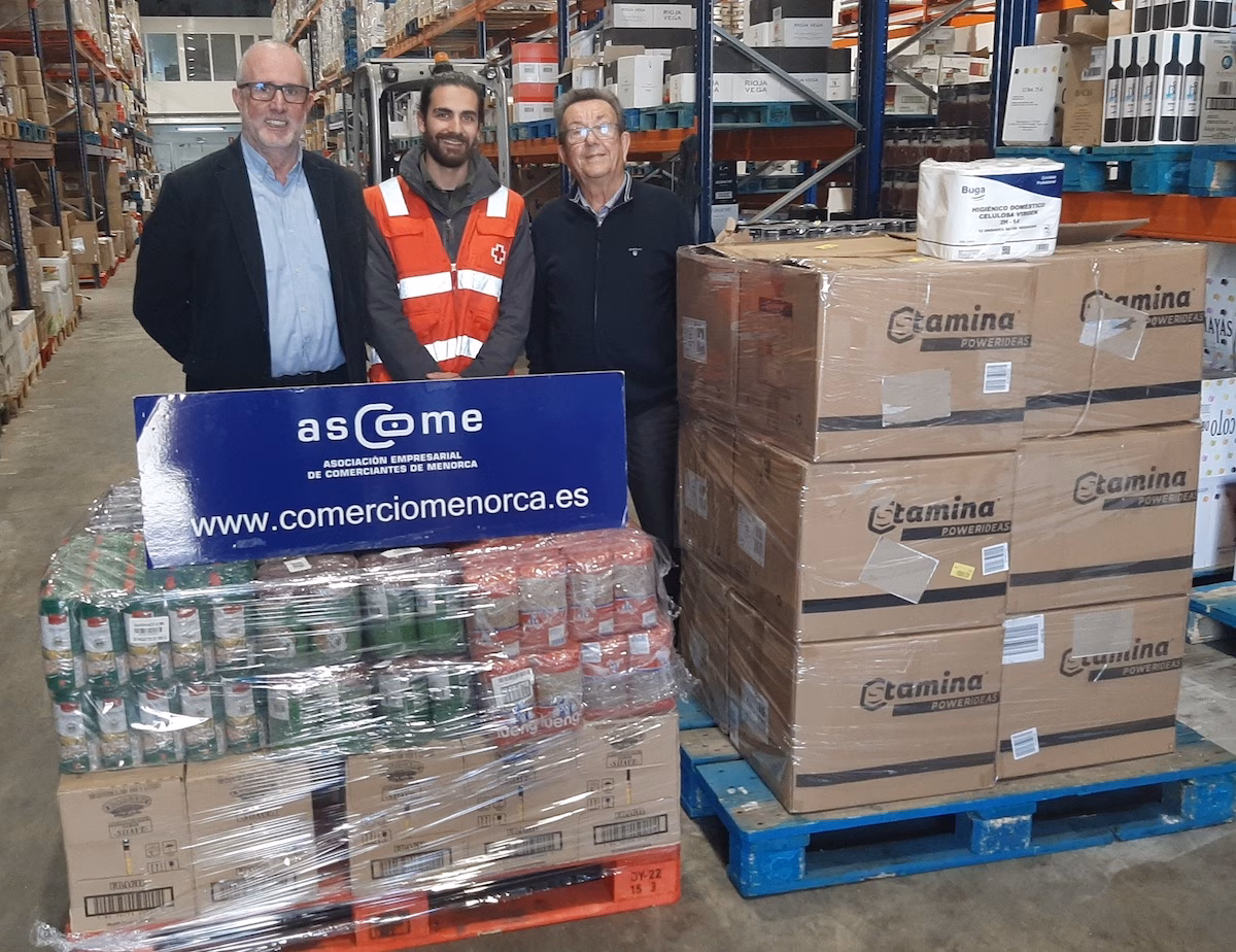 Comercios de Menorca donan a Cruz Roja productos de primera necesidad