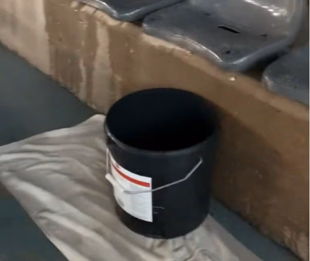 (Vídeo) Las goteras inundan las gradas del polideportivo de Ciutadella