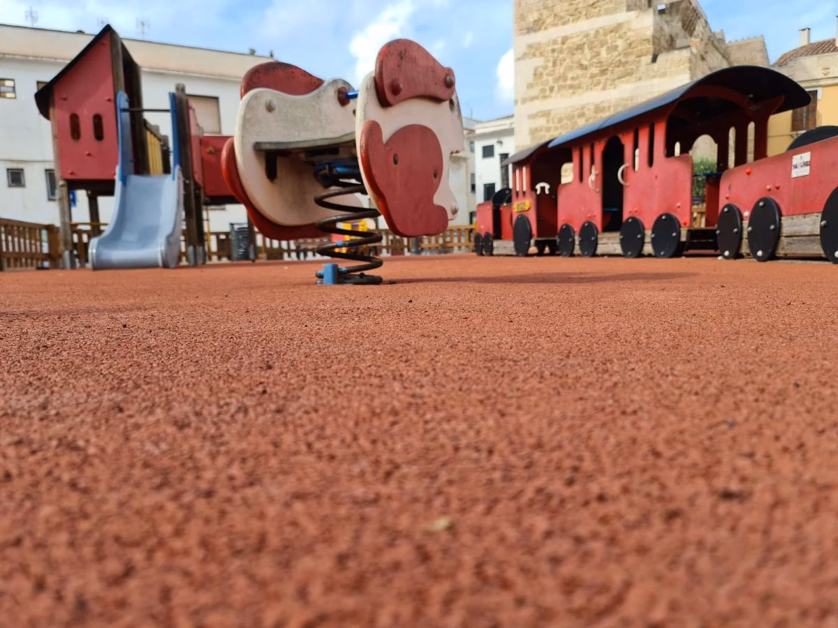 (Fotos) Maó renueva los parques infantiles