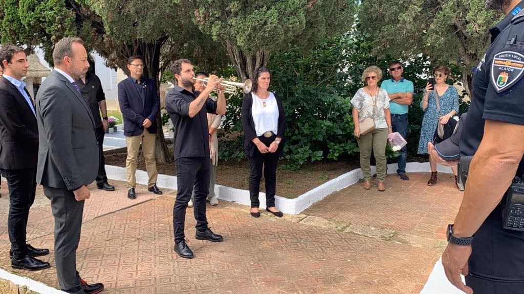 (Fotos) Flores y ofrendas en los cementerios de Menorca