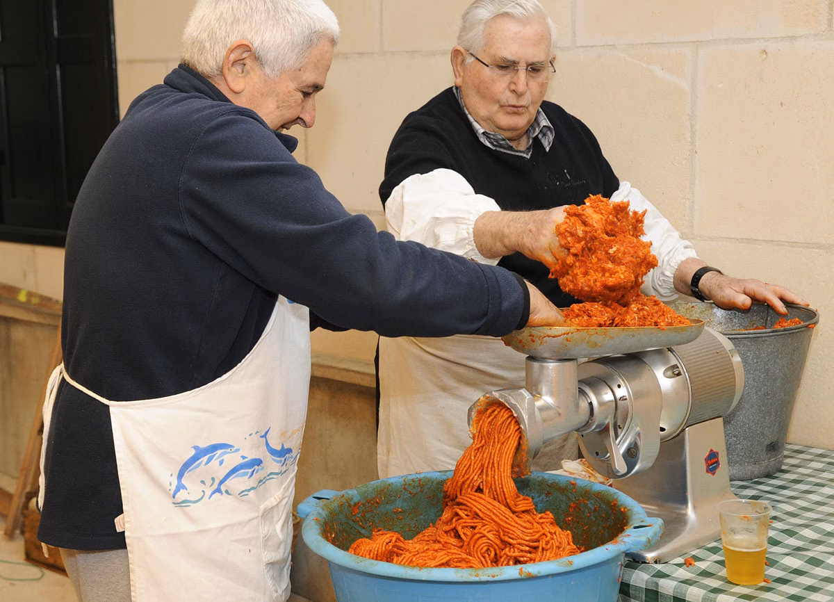 Salud actualiza la información sobre las normas para las 'porquejades' en Menorca