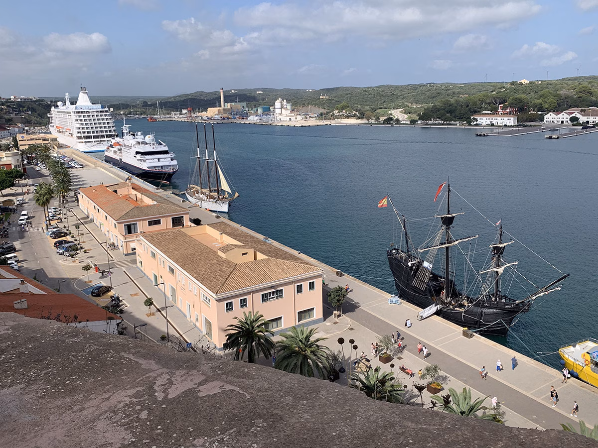 Festival marítimo de barcos históricos en el puerto de Maó