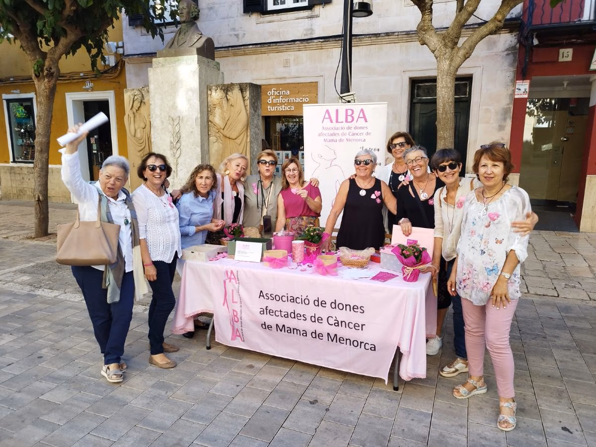 (La foto) ALBA Menorca avanza el Día Internacional contra el cáncer de mama