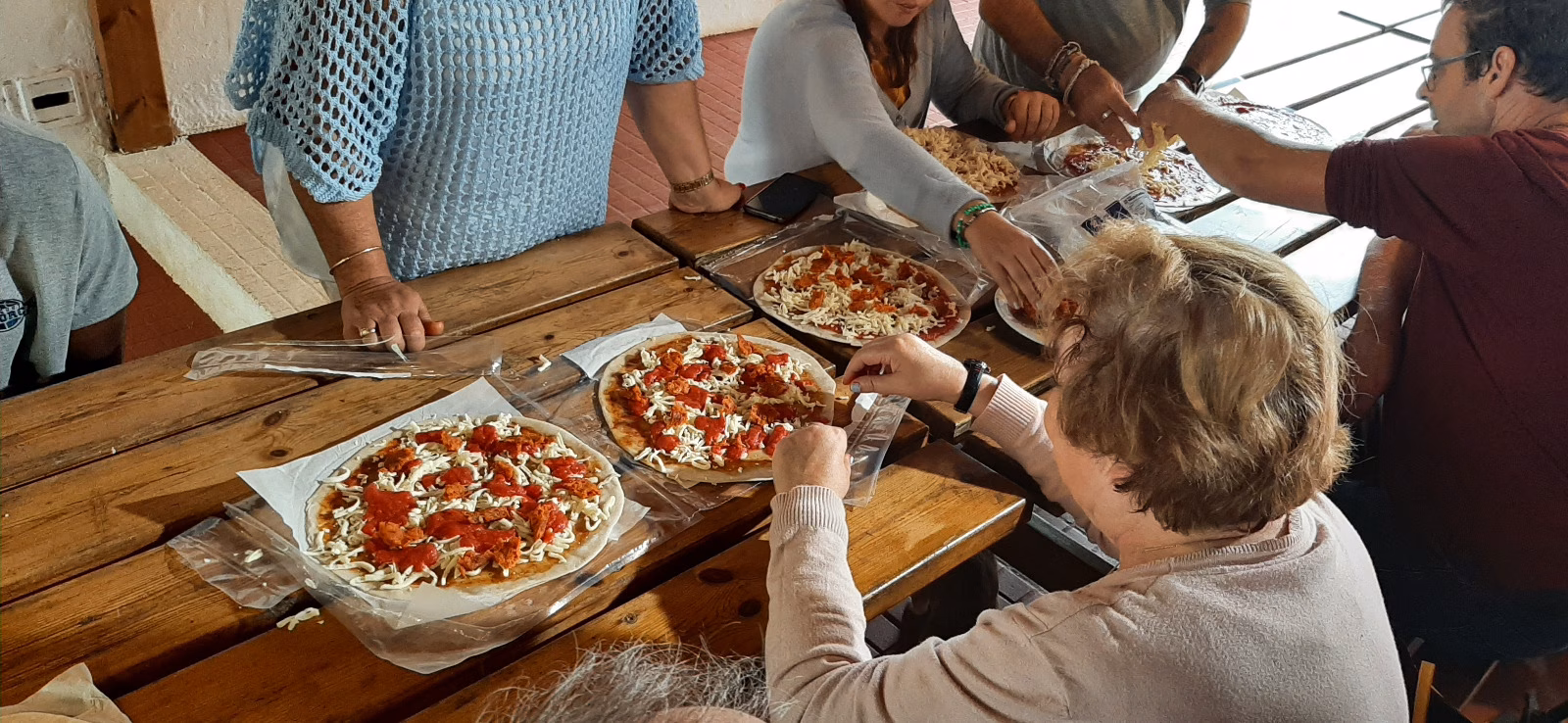 Unas setenta personas se reúnen en Son Bou para “Copizzear’ por la salud mental”