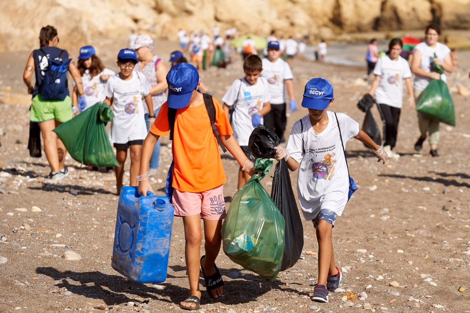 Toallitas y colillas, los residuos más habituales en las costas baleares