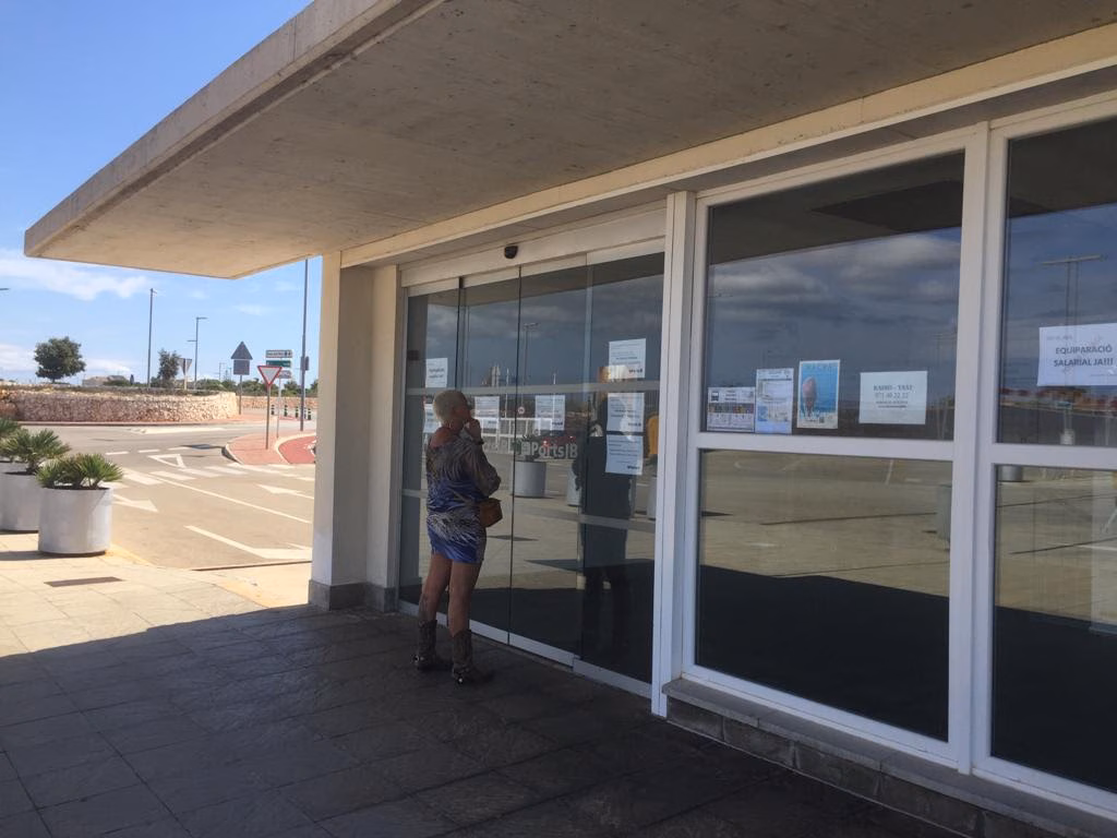 La falta de personal obliga a cerrar unas horas la estación marítima de Ciutadella