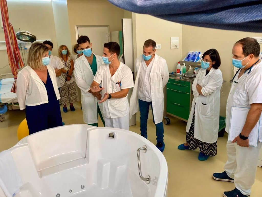 El Hospital Mateu Orfila incorpora una bañera de hidroterapia en el área de paritorios