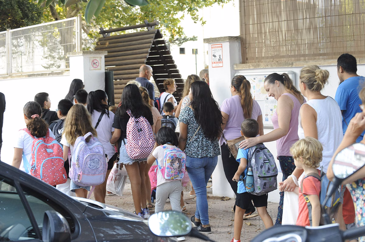 (Fotos) Menorca vuelve a las aulas con 245 alumnos menos que el curso anterior