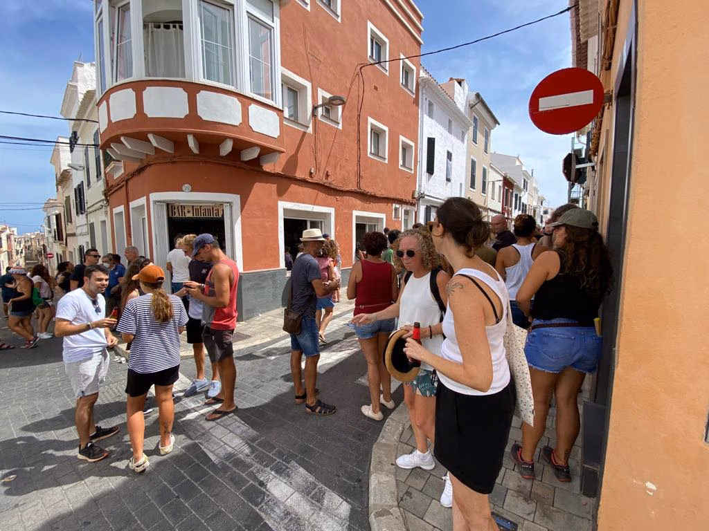 (Vídeo) El Bar Infanta atrapa los sonidos de la fiesta en Maó