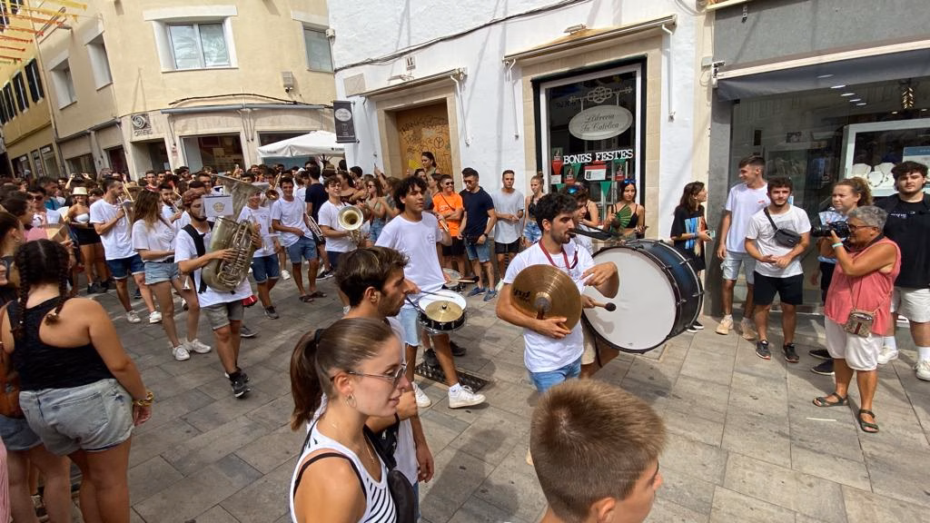 (Foto y vídeo) 'Bon ball tenim" anima la fiesta en Maó