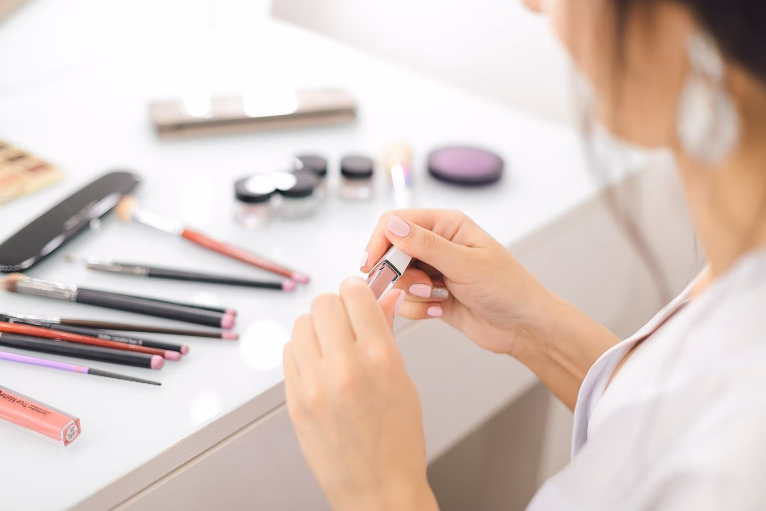 Recomiendan comprobar que cosméticos están bien etiquetados antes de comprar