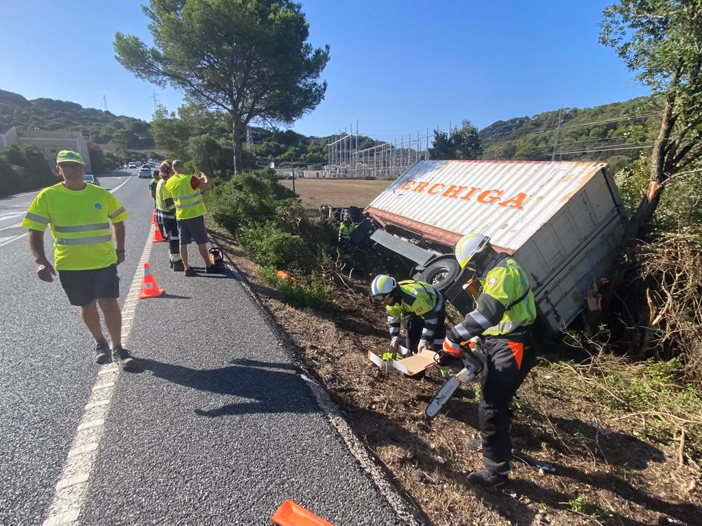 (Fotos) Vuelca un camión de mercancías en la carretera general cerca de Es Mercadal