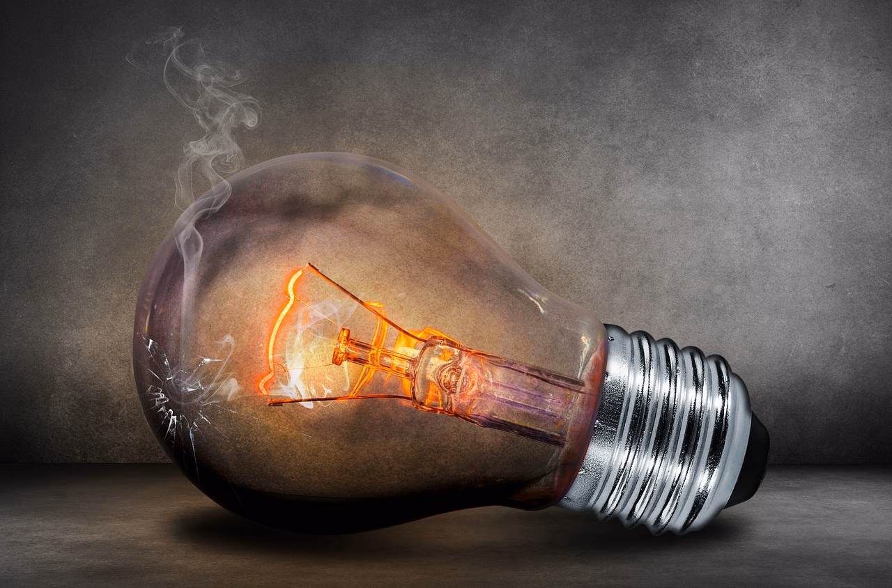 El precio de la electricidad cae un 6 % este jueves